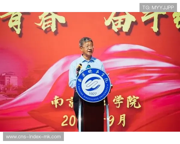 网球少年跳发球获全场掌声——追梦少年用汗水点亮青春 网球少年跳发球获全场掌声——追梦少年用汗水点亮青春