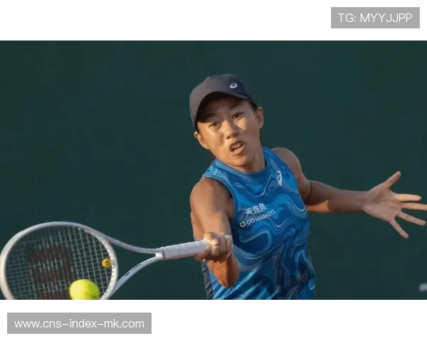 网球女将丢球拍捂脸笑