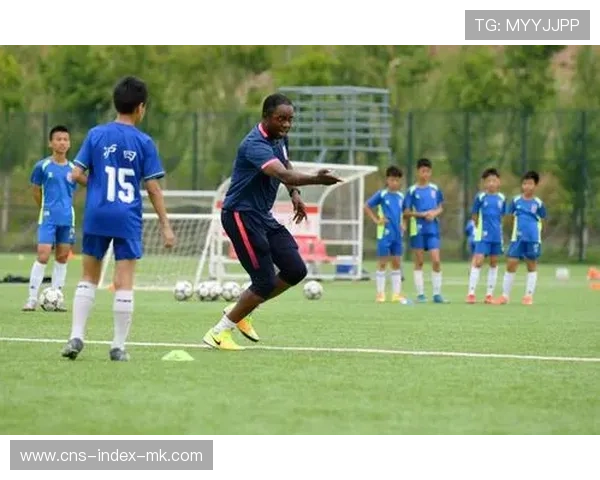 年轻球员在训练中被单独辅导，提升速度值得期待