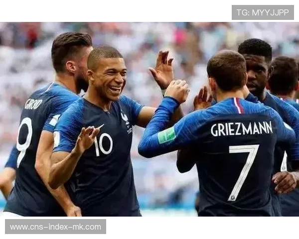 姆巴佩外线传中直指门前,引发混战并得分 姆巴佩外线传中直指门前,引发混战并得分