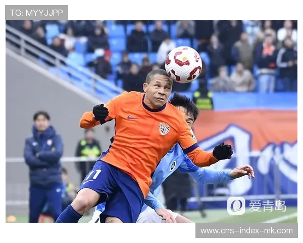 青岛海牛底线拉球非常细腻，吸引大量防守注意力