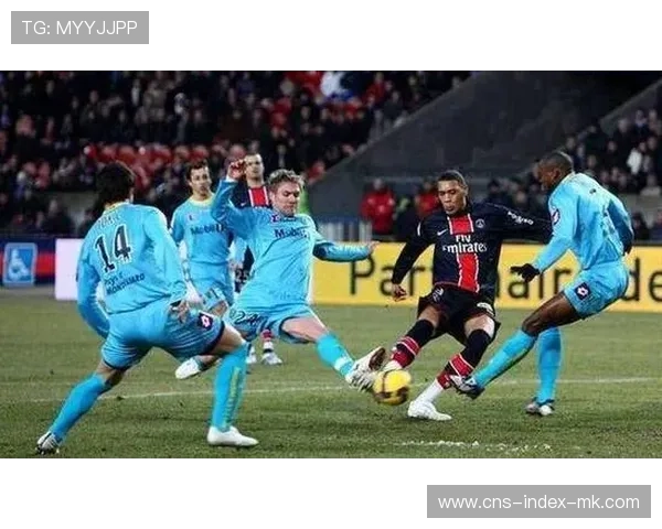 法甲里昂边路进攻连续奏效，门前混战成收获