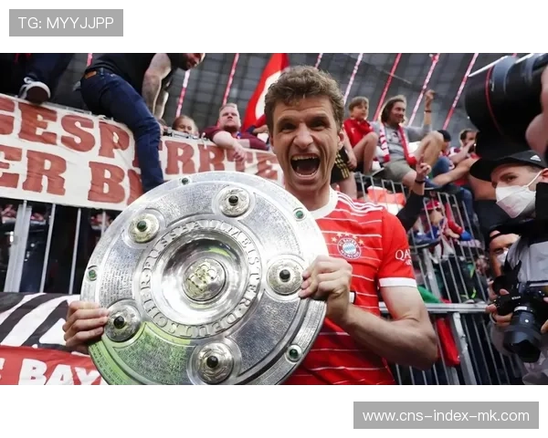 拜仁穆勒中场断球后推进助攻轻松得分，体现全能球员的魅力