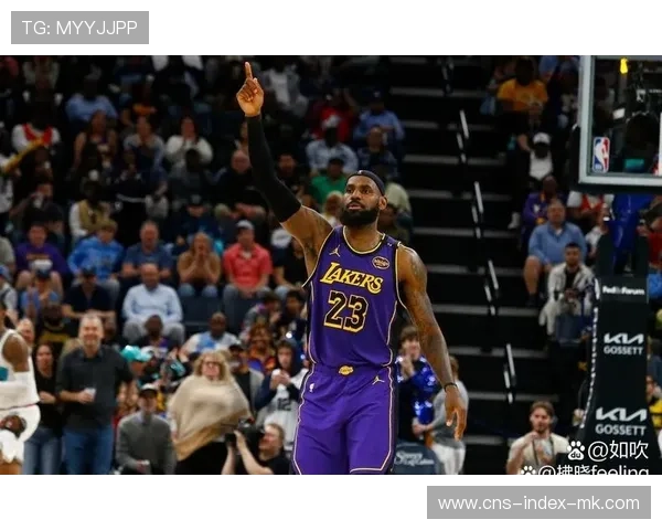 詹姆斯精彩扣篮引爆全场,湖人主场气氛沸腾 詹姆斯精彩扣篮引爆全场,湖人主场气氛沸腾