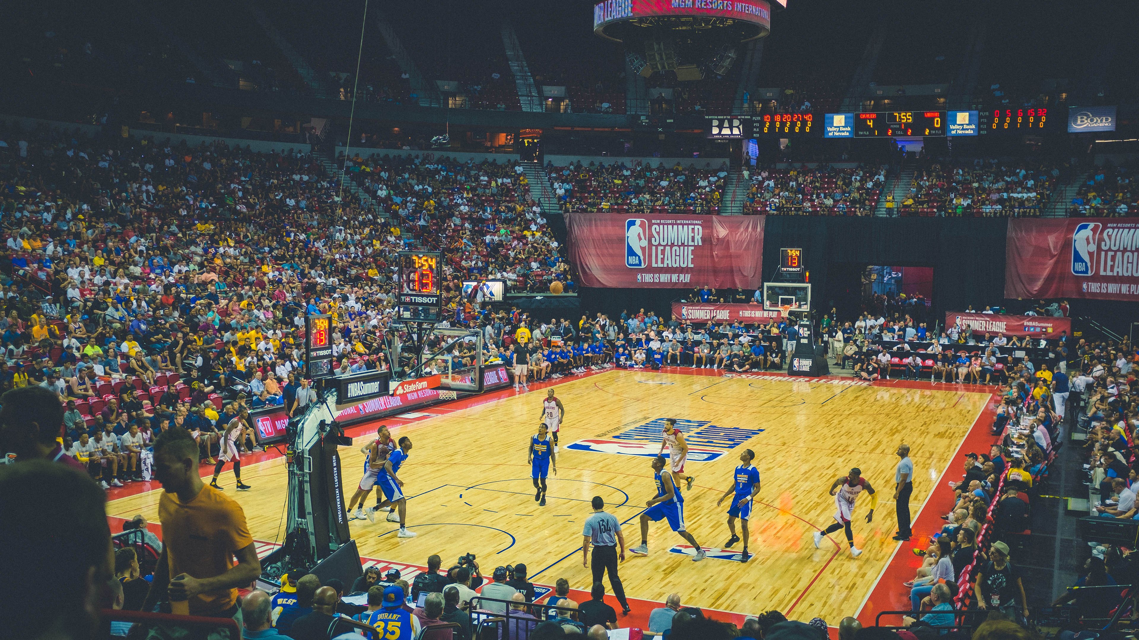 田径专项训练场引入智能环境控制设备，田径场设施